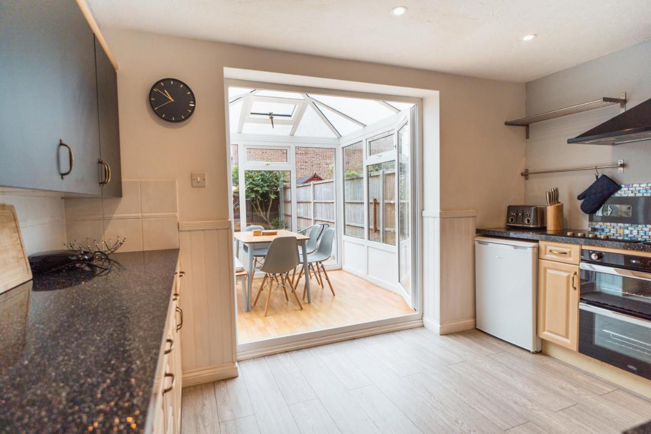 Beautiful Town House With Private Garden And Patio Villa Canford Magna Exterior foto